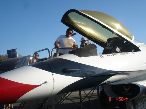una foto en la feria en uno de los aviones de la fuerza aerea