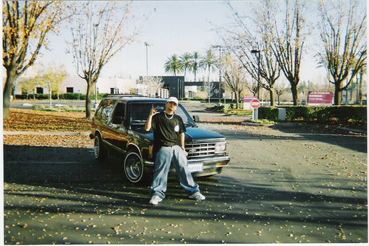 este soy yo y mi ranfla soy de zacatecas pero vivo en San Bernardino California tengo 20 anos de hecho el 8 de enero cumplo 21 BYE...