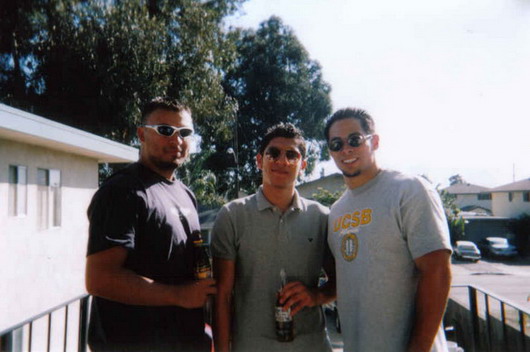 Yo soy el de en medio, me llamo Eddie, estudio en UC Santa BÃ?Â¡rbara en California.  Espero verlos a todos en Diciembre, saludos para todos los usuarios, nos vemos pronto!!
