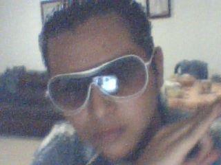 no ps ese soy yo critiken jaja ps chikas que quieran conocerme ps me gusta ir de antro, bares, partys dond sea que aya bn ambiente contactenme para irnos d party!!