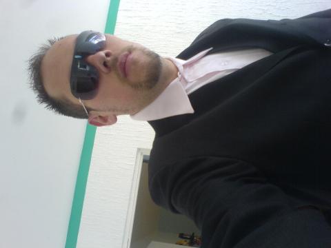 Pues.......
Soy yooooooo.......
JA JA........
Me llamo MANUEL.......
