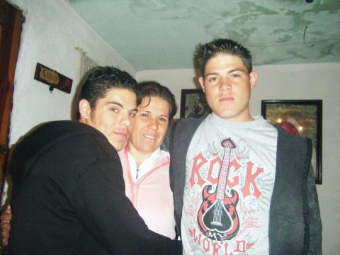 aqui estamos mi mama y mi brother luis y ovio yop el de chamarra negra yop....