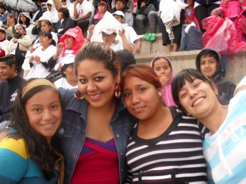 aqui con unas amigas en el cierre de campaÃ±a del PRI

nos vemos en Camila