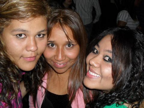 aqui con unas nenas guapas feliz inicio de semana