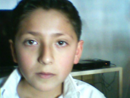 chaparro pelo negro ojos cafe oscuro