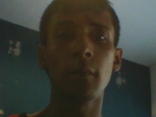 moreno claro  de ojos negros