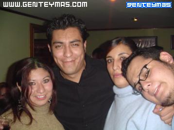 esa soy yo debra soy la de azul tengo 18 aÃ?Â±os soy de zak y estudio en la prepa 2 me gusta el punk komo  kinder play, aura, aurum, inidoro, delux, GULA, juanones, yellowcard, the used y muchos mas.
los k salen en la foto konmigo son felipe huitrado del 83 zero k ya no existe, y mi amiga cynthia y el otro es un kolado  jajaja pero bueno espero y konocer chavos buena onda 