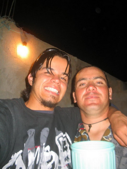 Q onda GenteZac !!! Mi nombre es Fernando, tengo 22 aÃ?Â±os, soy el del lado izquierdo en la foto y el otro es mi amigo Juan. 
Me gustarÃ?Â­a conocer gente chida, alegre y desmadrosa por todo el Estado de Zacatecas. 
Estudio Redes y Telecomunicaciones y entre mis hobbies y gustos se encuentran la mÃ?Âºsica, las guitarras elÃ?Â©ctricas ( Rock & Roll baby !!! ), el camping, el tequila, las desveladas, y el desmadre con mis cuates !!! 

AquÃ?Â­ estÃ?Â¡ mi mail por si alguien quiere conocerme y venir a echar desmadre conmigo:  

fer_mailbox@hotmail.com

*Mas Informacion en su Nick