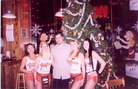 Humberto en HOOTERS Vancouver, Canada.