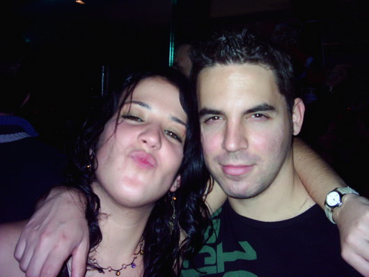 Diria que soy un chavo al que le gusta salir con sus amigos a divertirse, vamos a bares,fiestas, a jugar boliche , etc. La mayoria de ellos al igual que yo disfrutamos de una persona con quien reir, amar y soÃ?Â±ar. Cuando no salgo

*Mas Informacion en su Nick