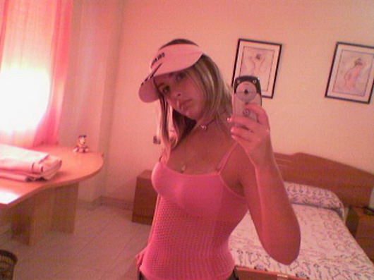 Soy una persona abierta y sencilla. No me complico la vida, me gustan mucho las compras especialmente cuando tengo $. Me encanta ir al cine y pasar el tiempo, y bueno aqui les dejo una foto jeje que peus me al tome con el cel no se ve muy bien pero luego mandare un mejor, tengo 16 aÃ?Â±os y estudio en el lancaster q por cierot un saludo a todos mis amgios.
