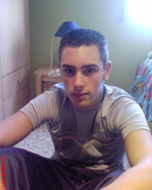 soy buena onda me gusta viajar y tener muchos amigos, y pasarmela bien. soy un poco solitario pero con ganas de tener muchos amigos 

*Mas Informacion en su Nick