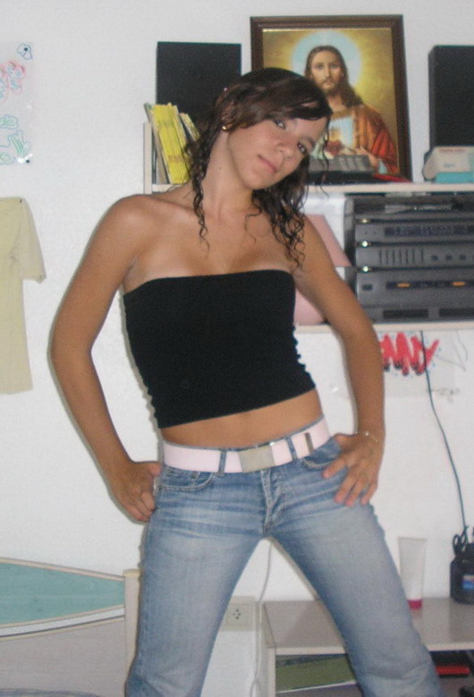 pos me gusta de tood, como salir ocn mis amigas, ir a dar la buelta pro ahy segudio me paso alal al a un cafe del centro no se si se peuda decir marcas o negocios aqui, bueno el deporte el fut la musica tocar la guitarra ;) fasinante, vivo en zac en la col sierra de alica estudio en la tec 1 me dicen la china ya sabran porque y pos que mas. conocer gnt a espero salir en gnt in saludos a todos.

