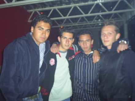 hola somos 4 en busca de amigas, para salir los fines de semana. las que esten interesadas dejen su mail aki porfa 