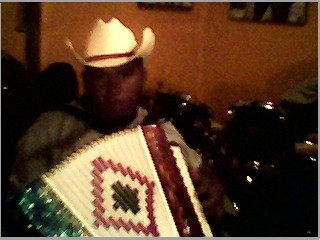 hola, soy henrry..soy muy tierno y me gustaria poder ser tu amigo o talves llegar  aalgo mas, como ves, pertenesko a un grupo musikal y pues me gustaria ser tu amigo para mostrarte la musika ke toko..no soy muy guapo, pero te aseguro ke pasarasun buen tiempo konmigo.....HENRRY