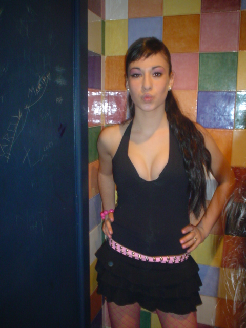 Hello, les dejo esta foto y un saludo y un mega beso a memo, lo que ami megusta es bailar, salir los fines alos antros, modelar en pasarelas, etc....

*Mas Informacion en su Nick