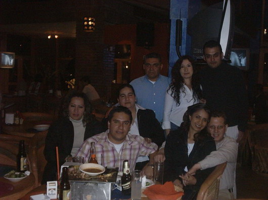 En esta foto Zenyt, Ulises, Martha, Fermin, Alondra, Bernardo, Carlos y su novia, recordando viejos tiempos de estudiantes...