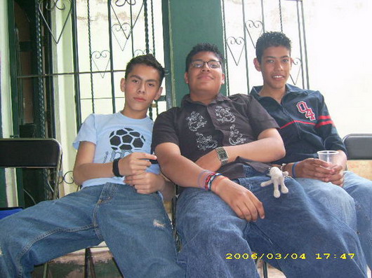 ps no m considero feo... ni tampoko digo ke sea un inch galan d telenovela (jaja).. si kieren concermes.. ps dejen su msn.. i io los agrego.. o agreguenme.. el mio es franzizcoo@hotmail.com
PD: (soy el de azul de la izq)
*Mas Informacion en su Nick