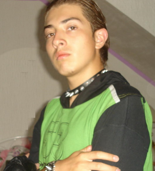 Soy un chavo sencillon, que le gusta hacer amigos, y pues me gusta la musica y el anime, mi correo es mustadio9@hotmail.com, espero y muchas personas quieran ser mis ami@s. camara